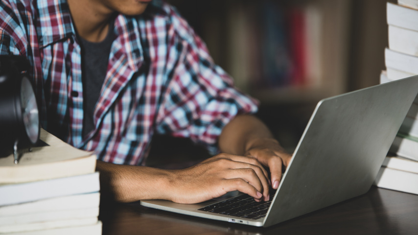 Persona trabajando con ordenador portátil