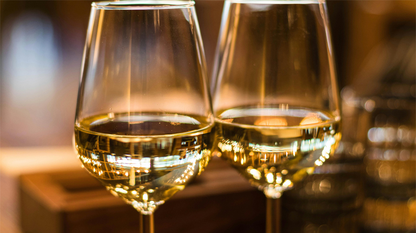 Por qué todavía no sabemos con certeza si beber vino provoca migraña