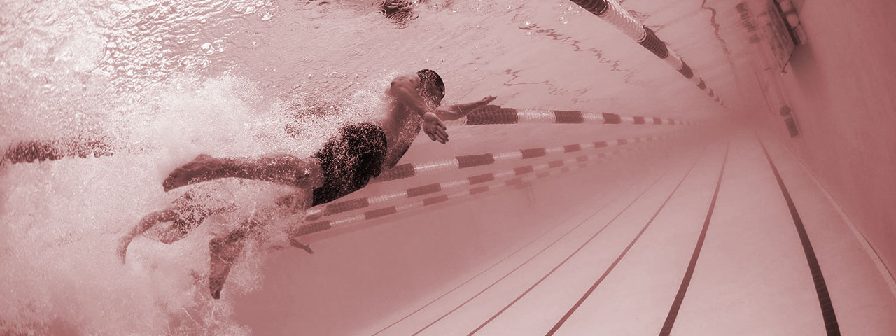joven nadando en piscina
