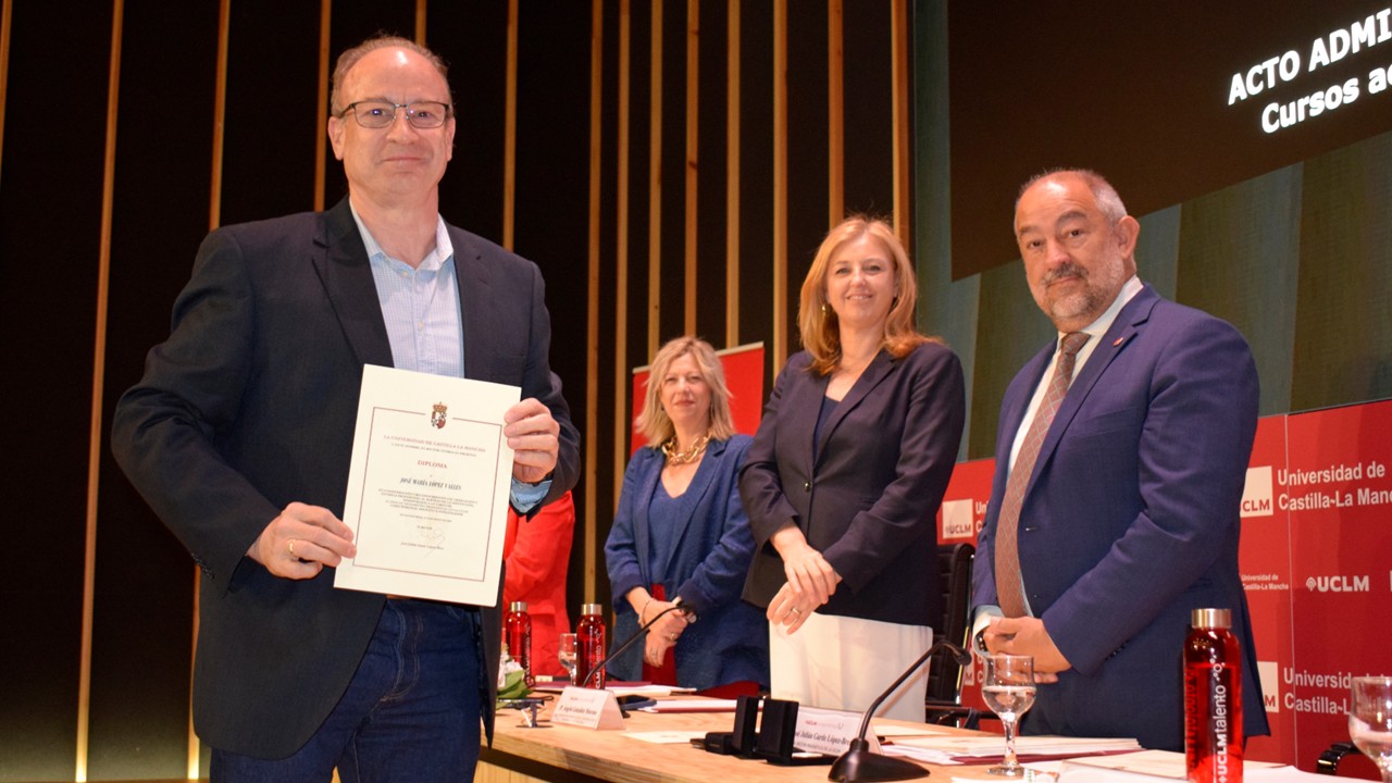 El docente e investigador José María López recibe un reconocimiento por sus 25 años de servicio en la Universidad de Castilla-La Mancha