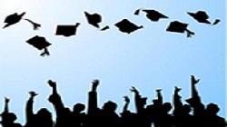 Gorros de graduados volando en el aire