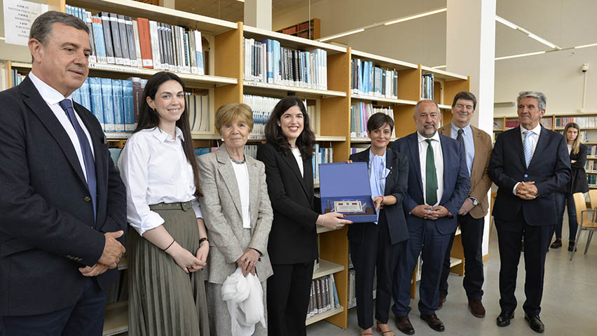 La UCLM recibe la biblioteca personal del profesor de Derecho del Trabajo José Enrique Serrano Martínez