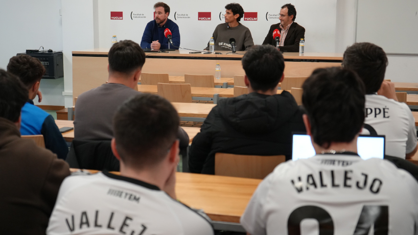 Jesús Vallejo en la Facultad de Comunicación.