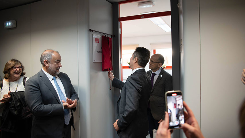 Juan Ignacio Cirac descubre la placa que da su nombre a un aula en el edificio Marie Curie