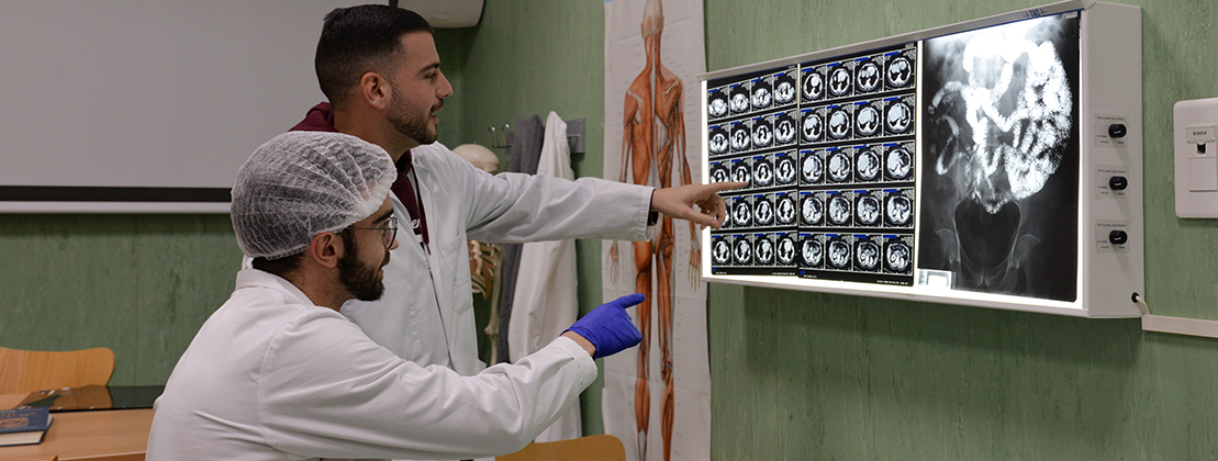 Dos investigadores en los laboratorios de radiología