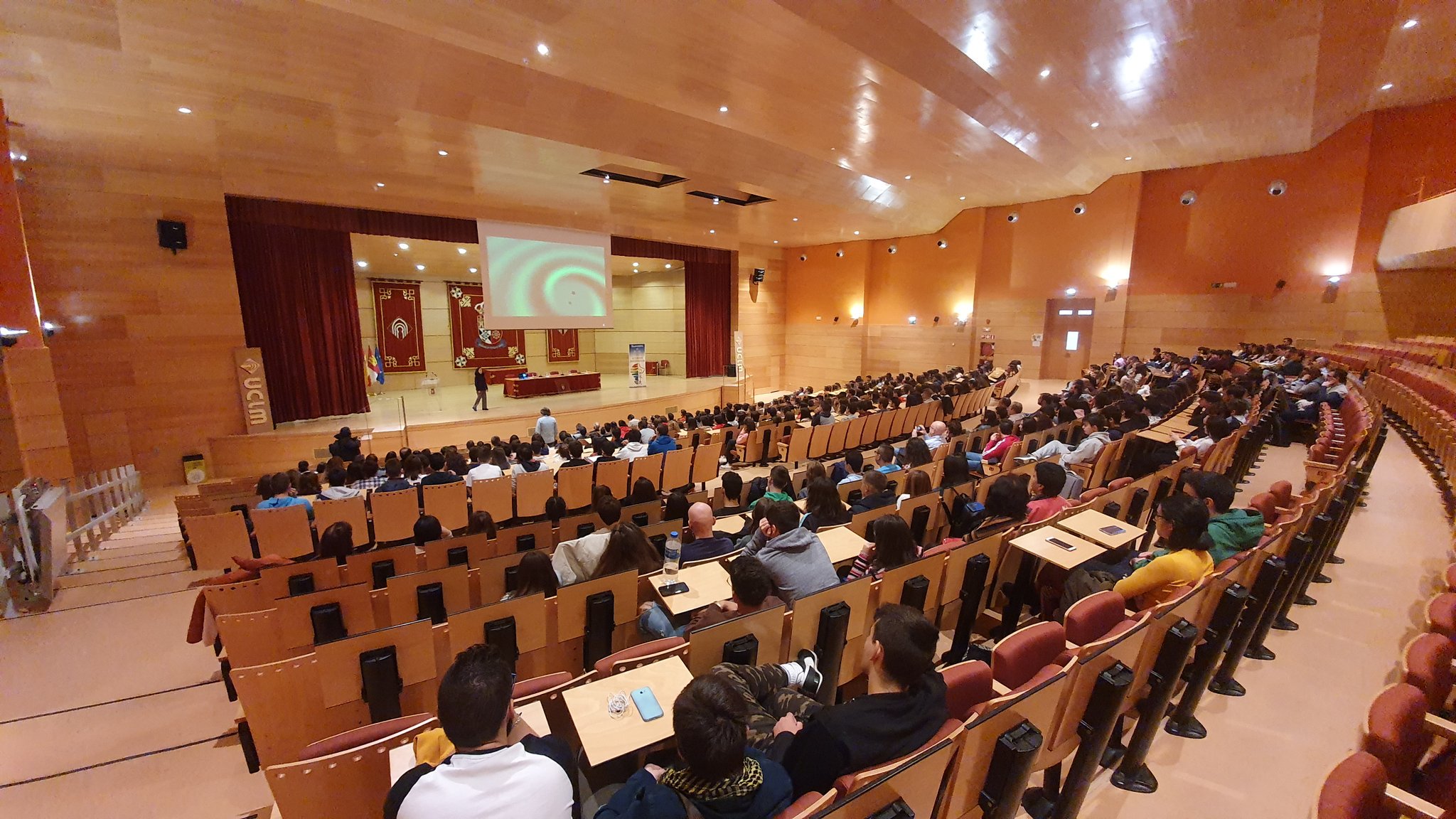 Cerca de 500 alumnos de Bachillerato de la provincia de Ciudad Real asistieron a la charla de Alicia Sintes